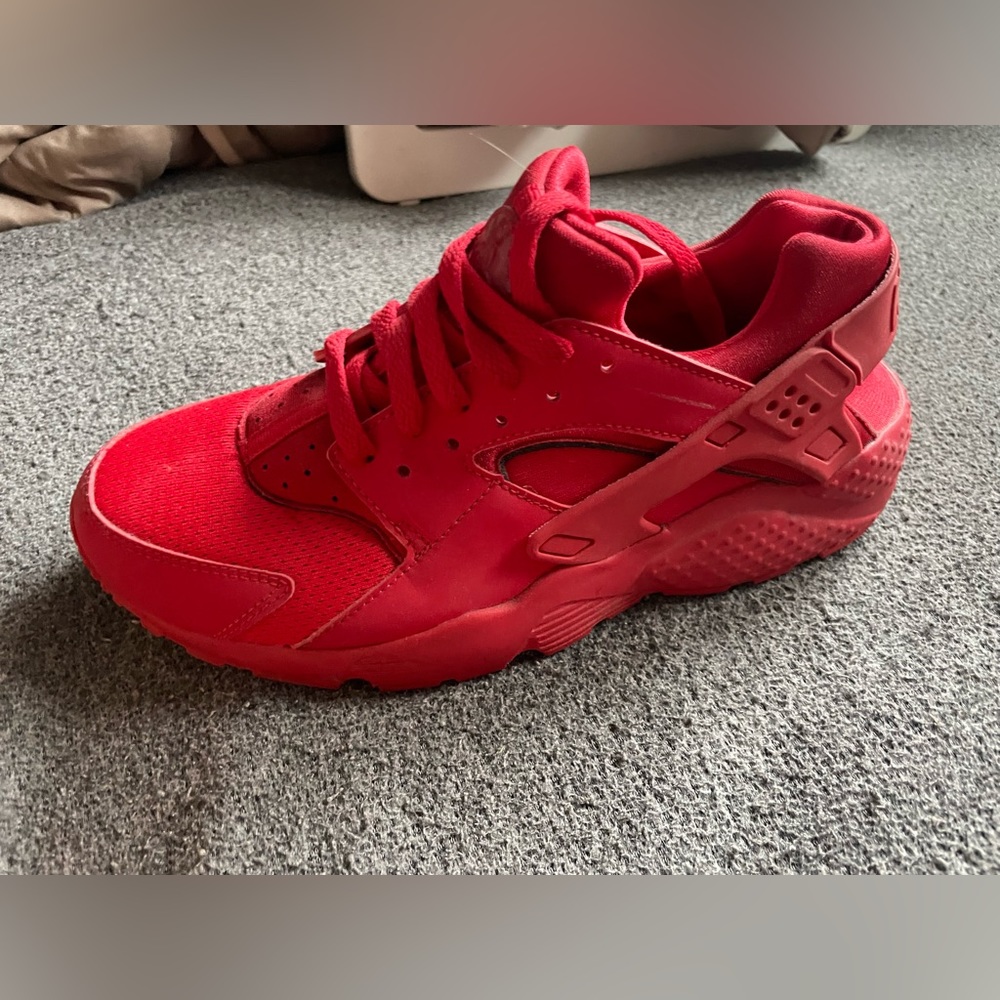 Nike Red  Huarache shoes in 6.5. Fits like 7/7.5 womens